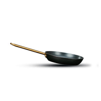מחבת 20 ס"מ ENIGMA NONSTICK שחור ידיות זהב