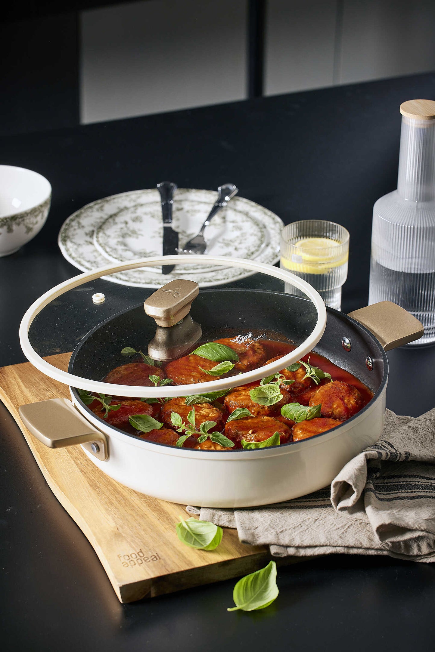 סוטאז' 28 ס"מ ENIGMA NONSTICK ליטר קרם ידיות שמפניה